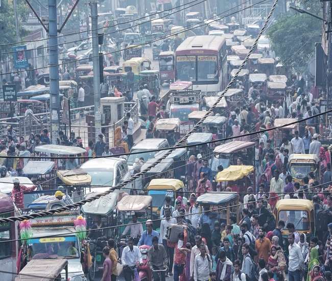 रविवार को त्योहारों के बाद सड़क व बाजारों में भीड़ उमड़ने से दिन भर जाम के हालात बने रहे।