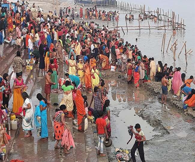 छठ के पहले दिन पटना के गंगा घाट पर स्नान करने पहुंचे श्रद्धालु। जागरण