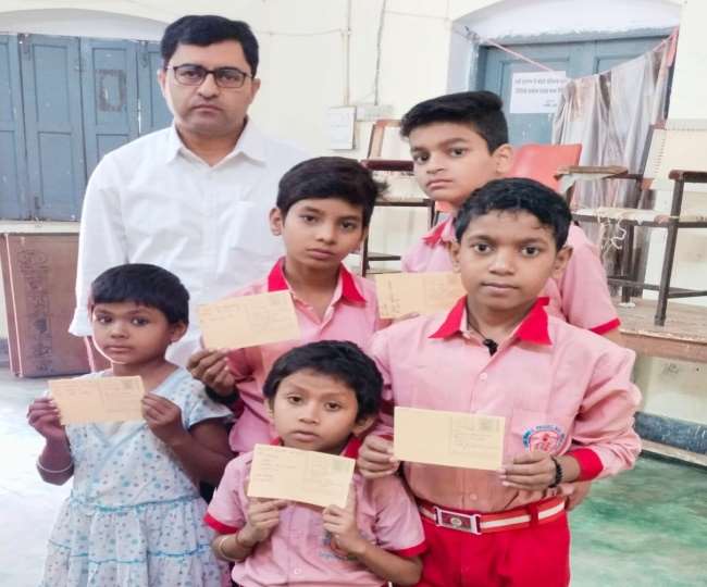 प्रयागराज में अनाथालय के बच्चों ने आधार कार्ड बनवाने के लिए प्रधानमंत्री नरेंद्र मोदी को पत्र लिखा है।