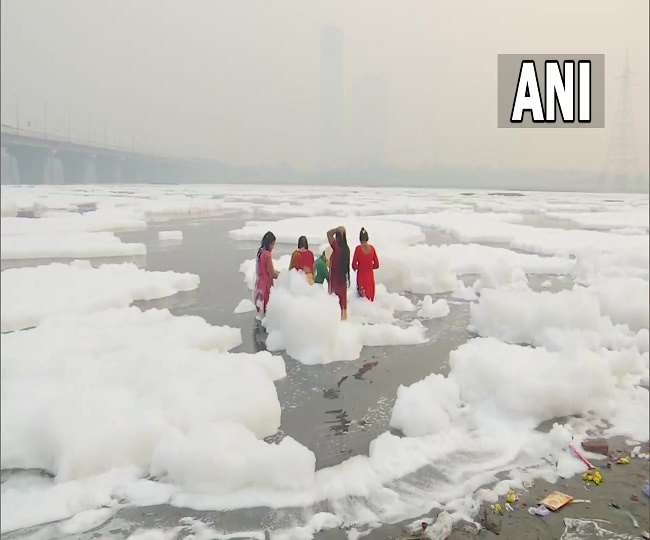 Chhath Puja 2021: यमुना में जहरीले झाग के बीच श्रद्धालुओं ने लगाई दिल्ली के श्रद्धालुओं ने डुबकी