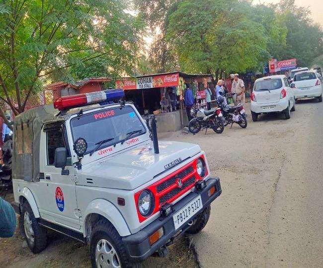 नवांशहर सीआइए स्टाफ के आफिस के बाहर लगी अधिकारियों की गाड़ियां।