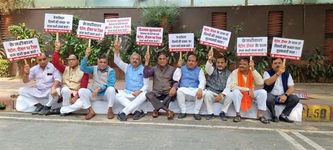पेट्रोल-डीजल पर वैट में कमी करने की मांग को लेकर भाजपा आंदोलन कर रही है।