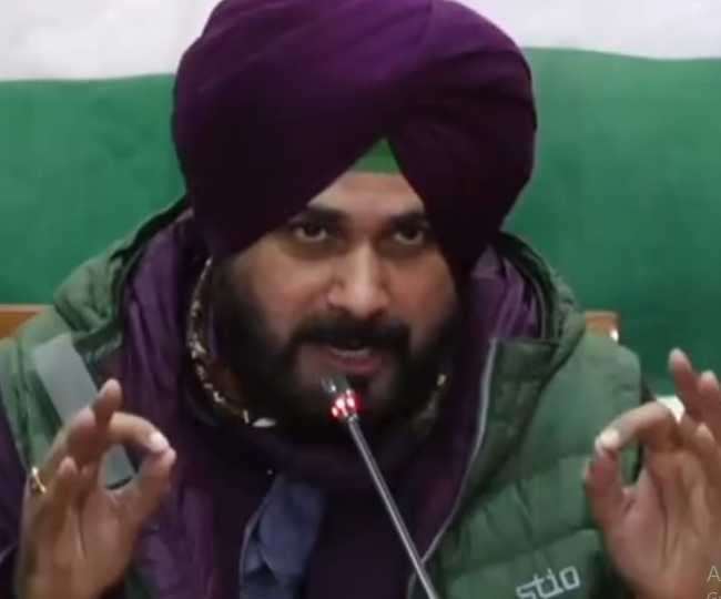 चंडीगढ़ में पत्रकारों से बातचीत करते नवजोत सिंह सिद्धू।