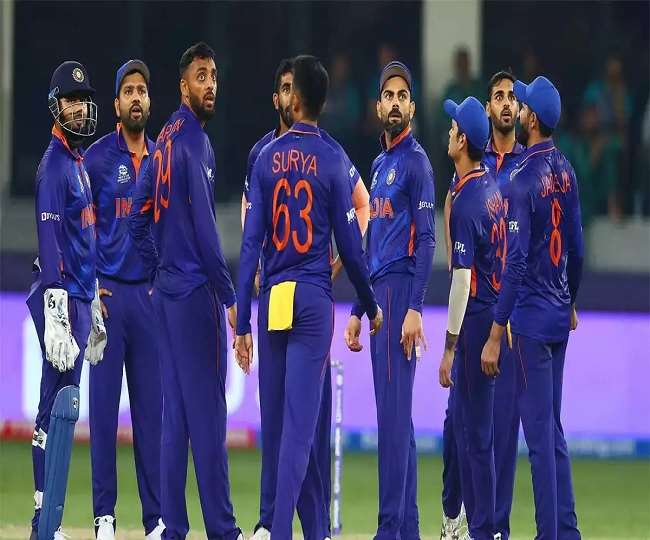 कप्तान कोहली टीम इंडिया के अन्य खिलाड़ियों के साथ (एपी फोटो)