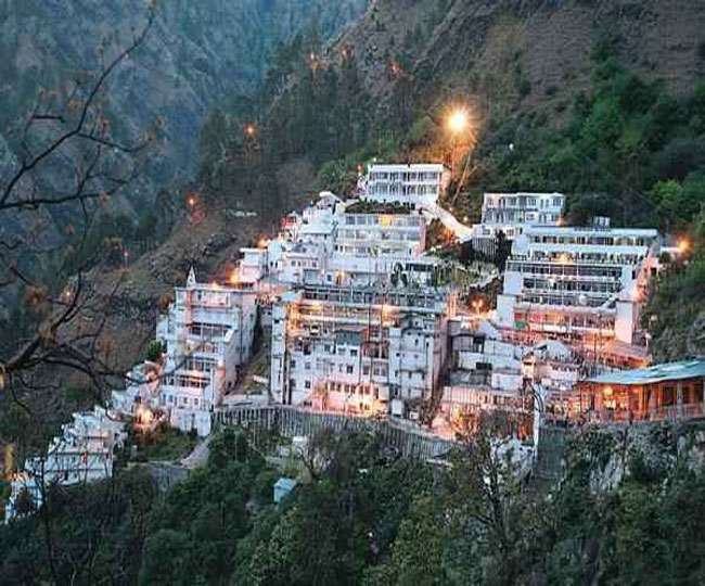 वैष्णो देवी एक ऐसा तीर्थ स्थान है, जहां हर मौसम में बड़ी संख्या में श्रद्धालु दर्शनों के लिए आते हैं।