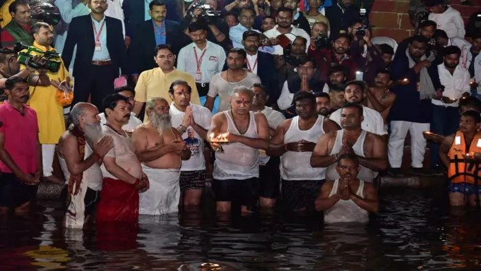 सीएम बघेल ने खारुन नदी में लगाई आस्था की डुबकी