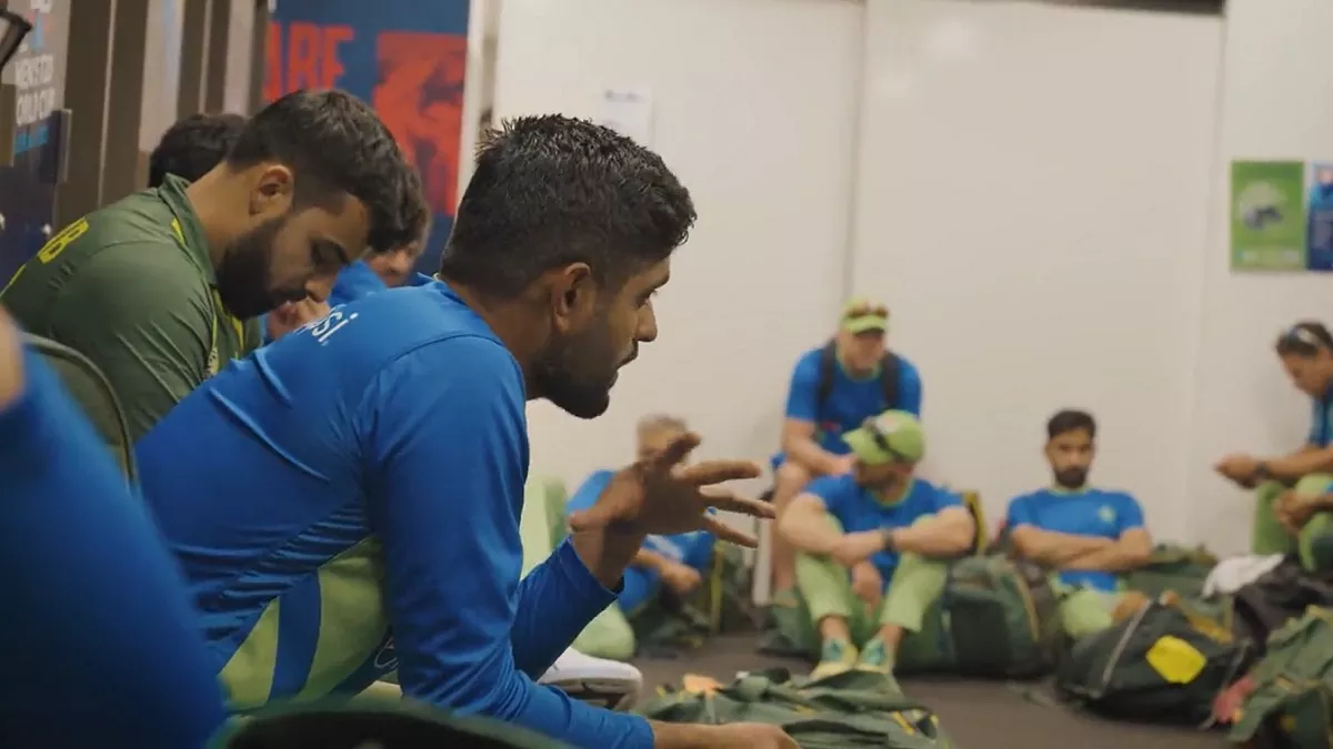 ड्रेसिंग रूम में अपने खिलाड़ियों को समझाते पाकिस्तान के कप्तान बाबर आजम (फोटो क्रेडिट ट्विटर)