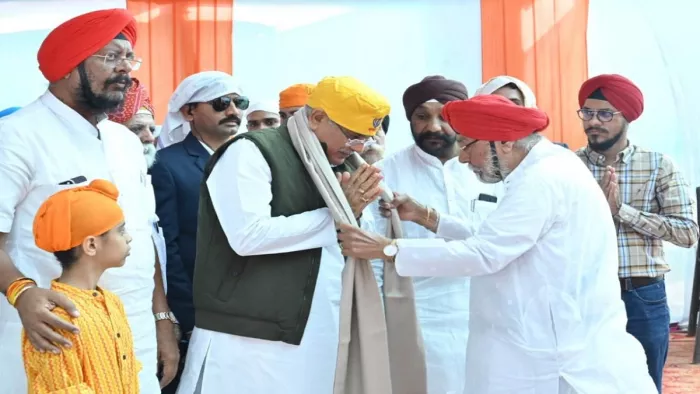भूपेश बघेल गुरूनानक जयंती पर खालसा स्कूल में आयोजित एक कार्यक्रम में शामिल होते हुए