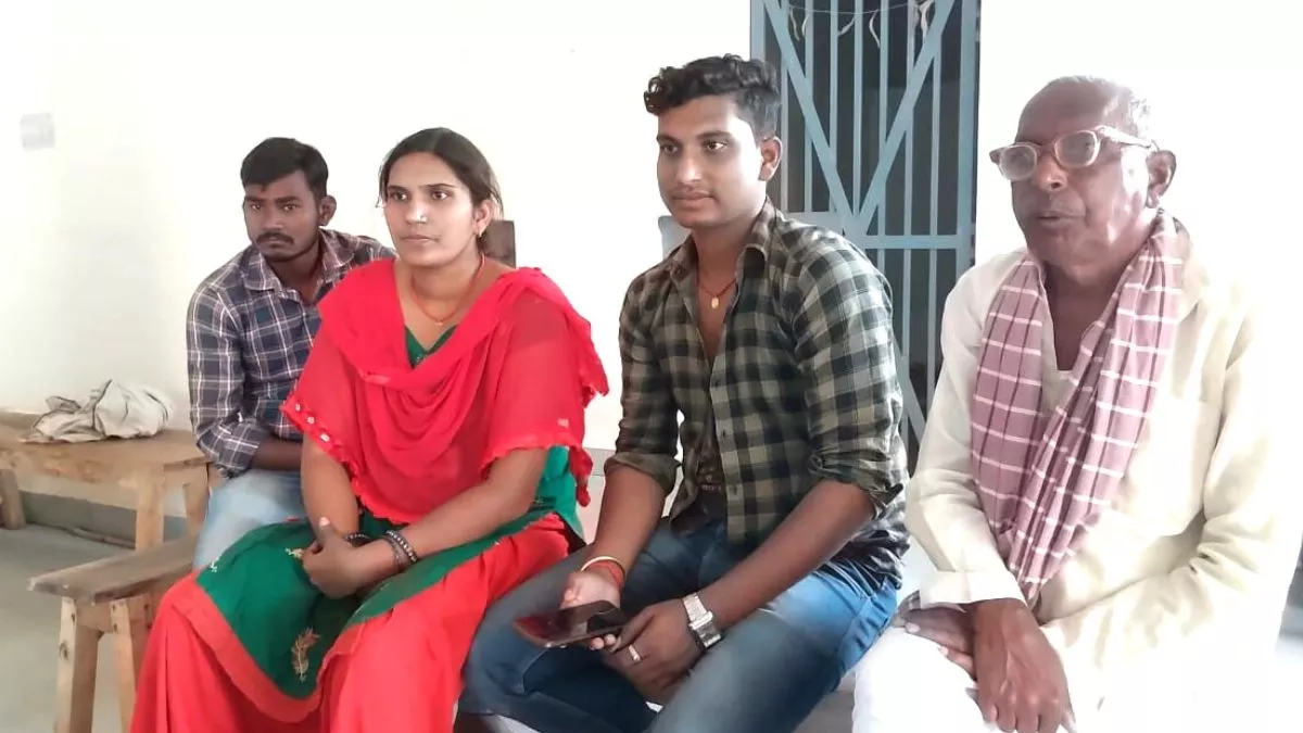 बिहार में भाई पर ताना हथियार तो आपा खो बैठी बहन, भतीजी ने चाचा को जमीन पर  पटका; हाथ से छीन लिया कट्टा - Niece Slams Uncle On The Ground Snatched  pistol