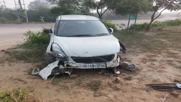 Greater Noida: गोल चक्कर में टक्कर लगने के कारण कार बुरी तरह से क्षतिग्रस्त हो गई