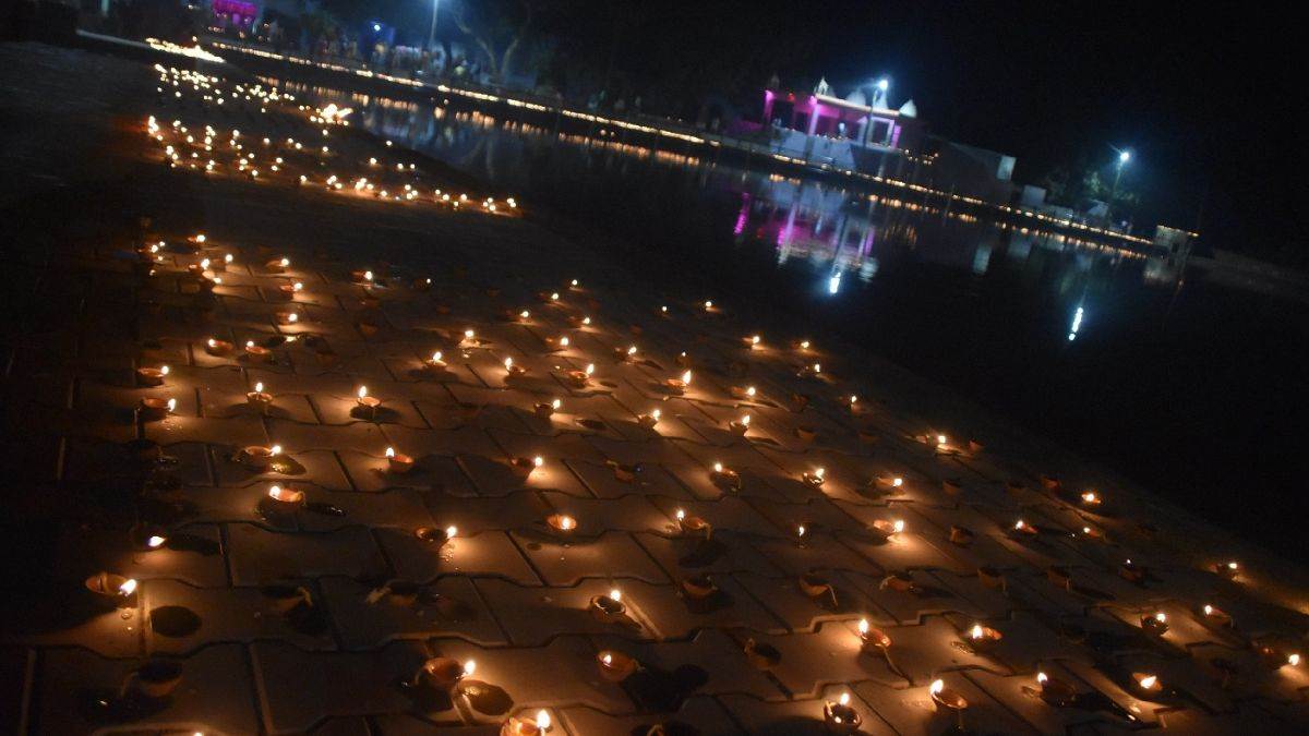 https://www.jagranimages.com/images/newimg/08112022/08_11_2022-dev_deepawali_in_mrt_23189859.jpg