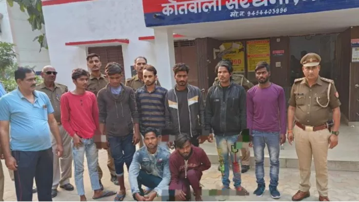आरोपितों के कब्जे से दो सौ कुंतल सरिया और पिकअप बरामद किया गया है।