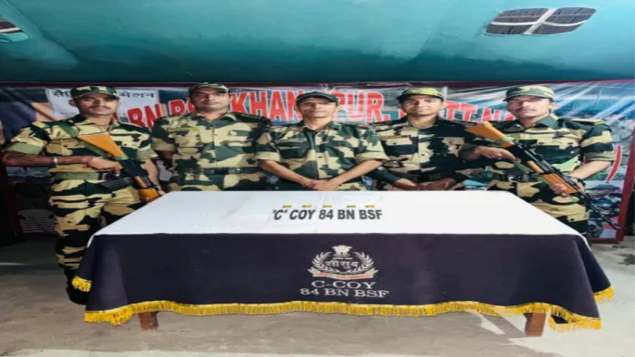 Bengal News: तरराष्ट्रीय सीमा के पास तस्करी को नाकाम करते हुए पांच सोने के बिस्कुट जब्त किए हैं।