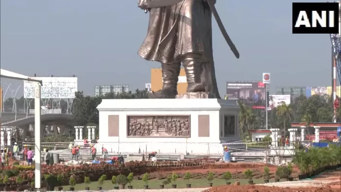 बेंगलुरु में लगाई गई कैंपेगौड़ा की 108 फीट ऊंची कांस्य की प्रतिमा