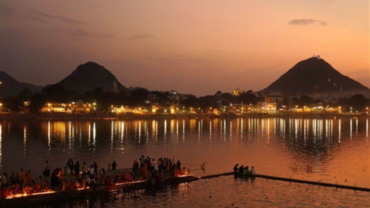 devotees take bath in holy lake in pushkar