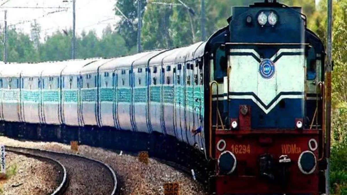 Lucknow में चरमरया रेलवे नेटवर्क, घंटों खड़ी रहीं 40 से ज्यादा ट्रेनें, बाघ एक्सप्रेस का रूट बदला