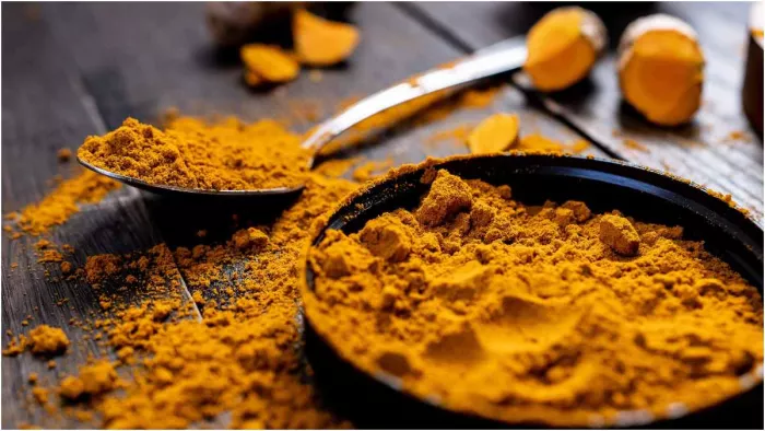 Turmeric In Winter Season: ठंड के मौसम में कुछ ऐसे फायदे पहुंचाती है हल्दी