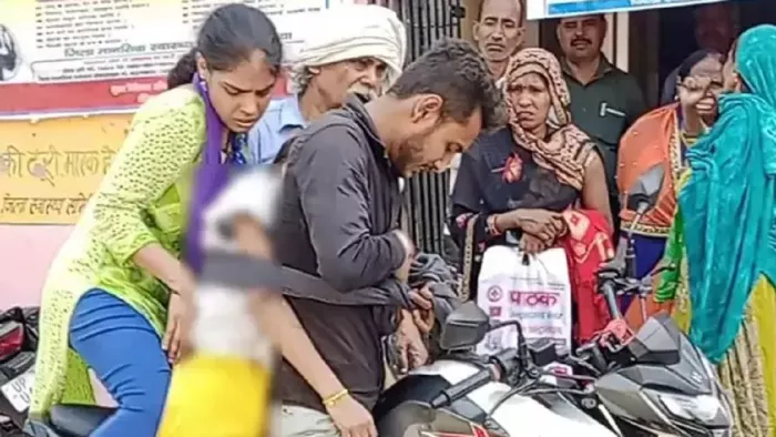 औरेया में बहन का शव बाइक पर ले जाते स्वजन। फोटो- वीडियो स्क्रीन ग्रैब