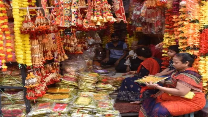 बाजारों में दिखने लगी है दीपावली की रौनक