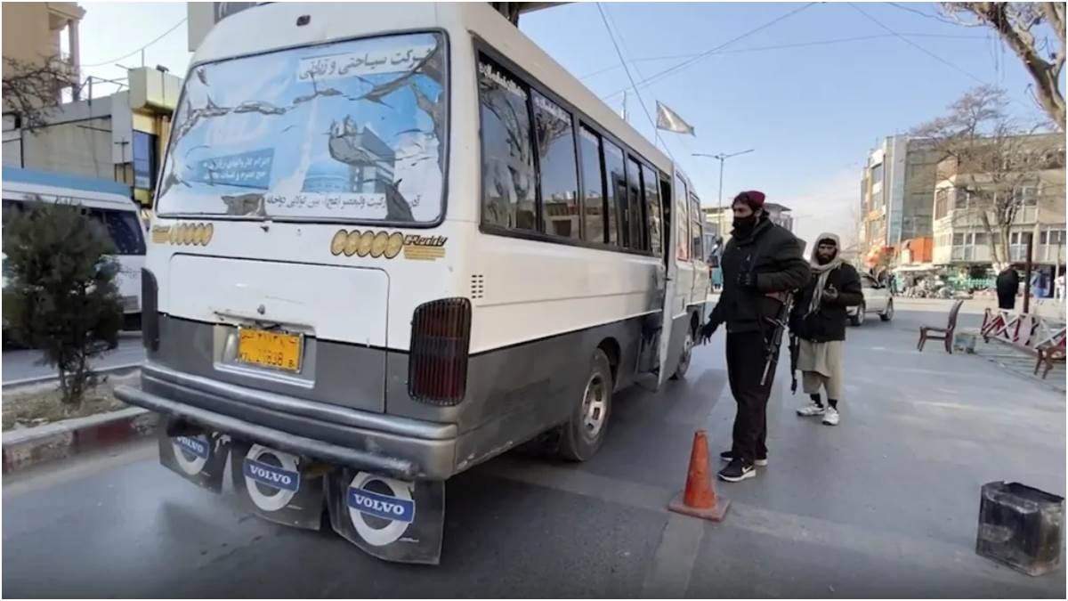 https://www.jagranimages.com/images/newimg/08112023/08_11_2023-minibus_23576083.jpg