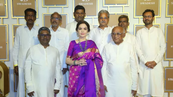 नीता अंबानी तेलंगाना में रिलायंस रिटेल के पहले ‘स्वदेश’ स्टोर का उद्घाटन किया।