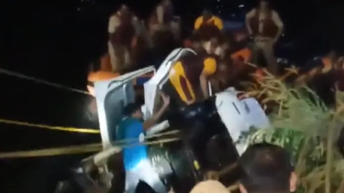 पांडवपुरा जिले के पास नहर में एक कार गिरने से पांच लोगों की मौत।(फोटो सोर्स: एएनआई)