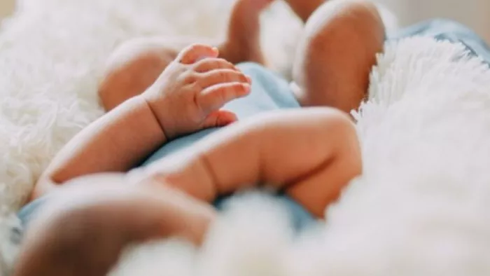 गर्भवती ने सड़क के अभाव में बीच रास्ते दिया बच्चे को जन्म।