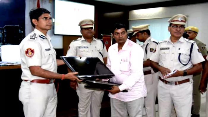 प्रॉपर्टी रिटर्न मेला कार्यक्रम मेंलोगों के सामान लौटाते अतिरिक्त पुलिस आयुक्त बृजेश कुमार राय।