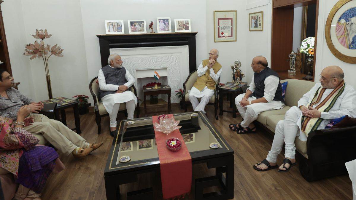 pm modi amit shah rajnath singh visit lk advani residence to wish him on his birthday