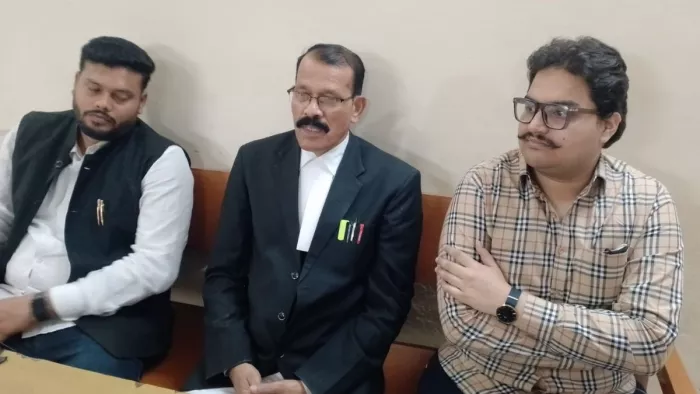 अपने अधिवक्ता के साथ कोर्ट में मौजूद उमर अंसारी।- जागरण