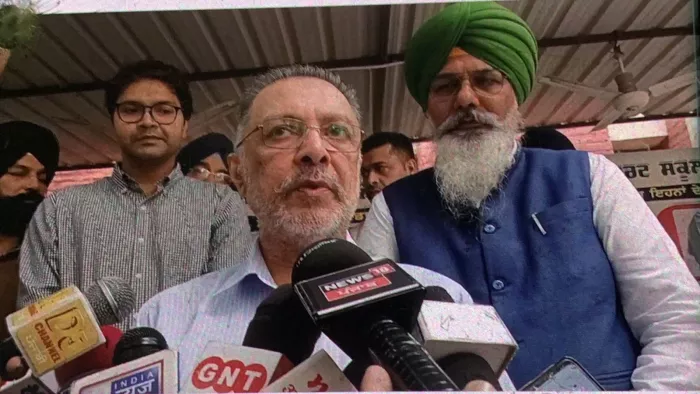 प्रेसकर्मियों को संबोधित करते हुए स्वास्थ्य मंत्री बलबीर सिंह (जागरण फोटो)