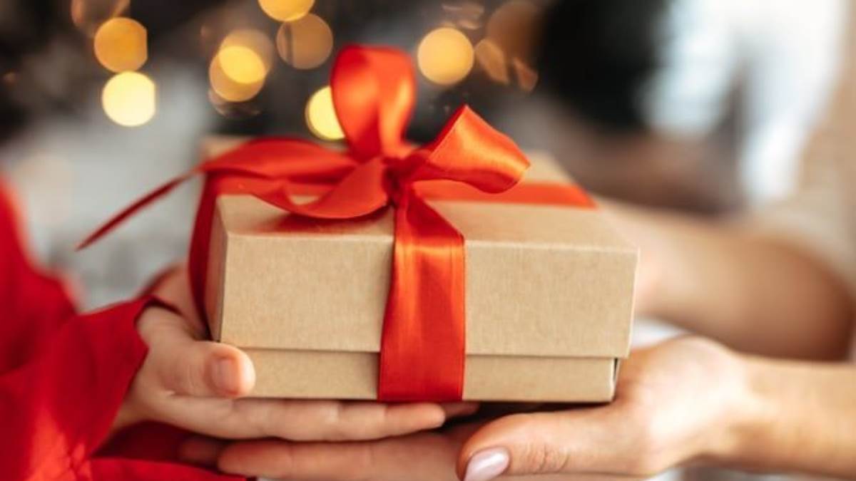 https://www.jagranimages.com/images/newimg/08112024/08_11_2024-bestgiftforweddingcouple_23827919.jpg