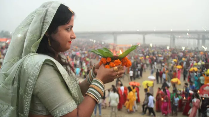 छठ पर्व के अवसर पर राप्ती के किनारे सूर्य देव का पूजन अर्चन करती महिला श्रद्धालु। अभिनव राजन चतुर्वेदी