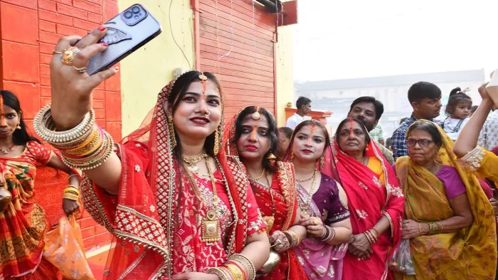 उदीयमान सूरज को अर्घ्य देते व्रती महिलाएं