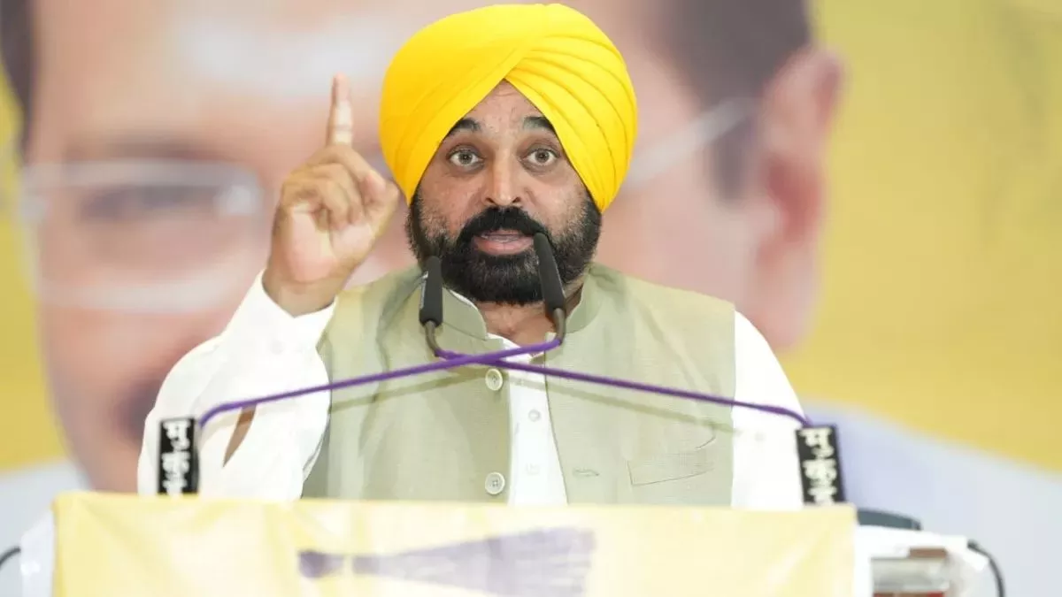 CM मान ने 10 हजार से अधिक सरपंचों को दिलाई शपथ, केजरीवाल बोले- पार्टी का नहीं गांव का होता है सरपंच, पूरी करनी है लोगों की उम्मीदें