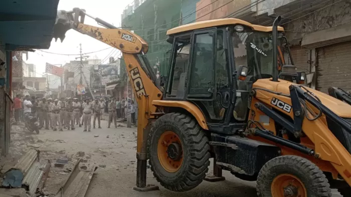 तिगांव में पंचायत भूमि में अवैध रूप से बने हुए 35 भवनों पर चला बुलडोजर। जागरण फोटो