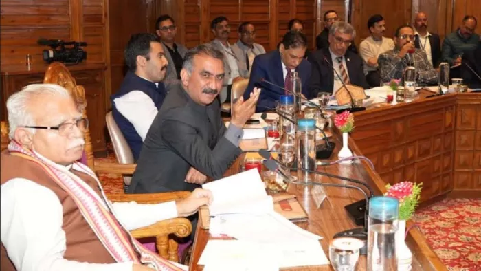 शिमला में समीक्षा बैठक में भाग लेते केंद्रीय ऊर्जा एवं आवास मंत्री मनोहर लाल, मुख्यमंत्री सुखविंदर सिंह सुक्खू व अन्य