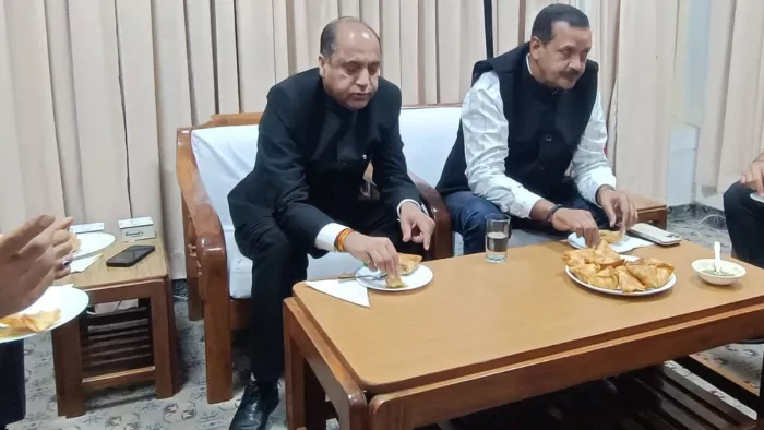 Samosa Controversy: जयराम ठाकुर ने की समोसे पार्टी।