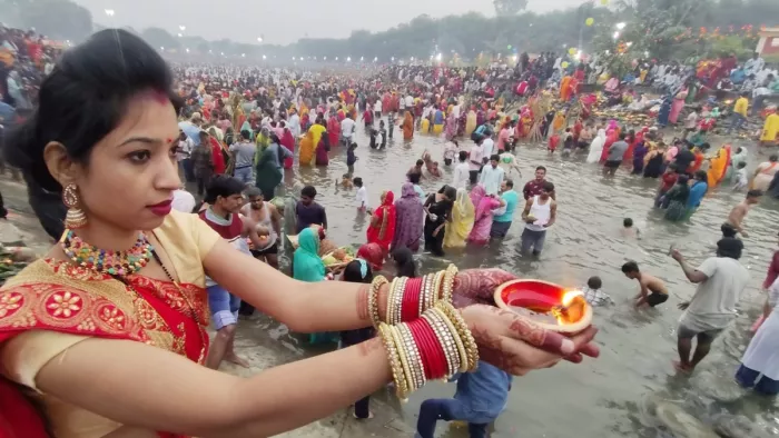 महापर्व छठ का आज अंतिम दिन, उगते सूरत को दिया जा रहा अर्घ्य
