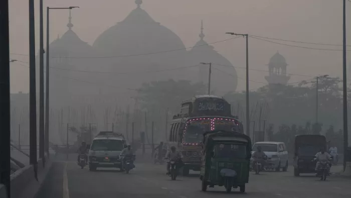 पाकिस्तान में बेहद खतरनाक स्तर पर पहुंचा प्रदूषण