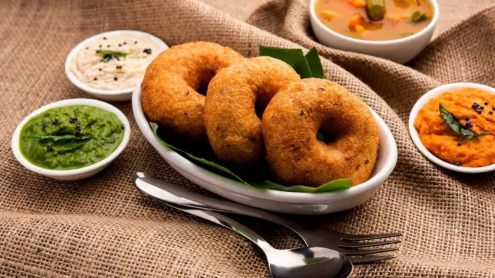 15 मिनट में बनकर तैयार हो जाएगा सूजी मेदू वड़ा। (Pic Credit- Freepik)