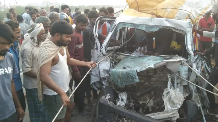 हादसे के बाद कार के परखच्चे उड़ गए।