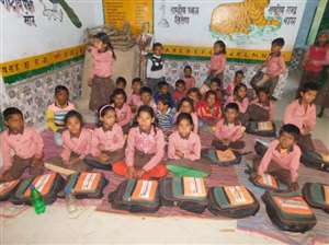 स्वेटर के इंतजार में ठिठुर रहे नौनिहाल