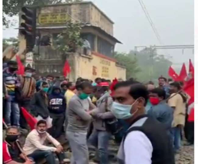 Bharat Bandh In Bengal started showing effect in Bengal as well Buses and  trains stopped at many places in Kolkata