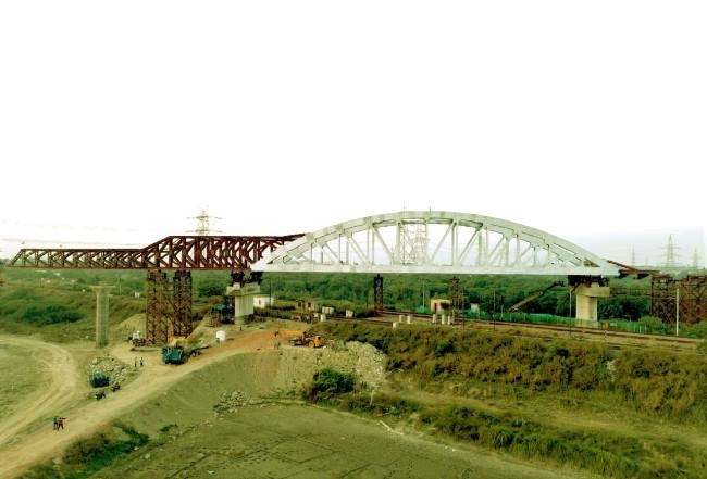 रैपिड रेल: 73 मीटर लंबे पहले स्टील स्पैन को स्थापित करने का काम पूरा, दूसरे का निर्माण जारी