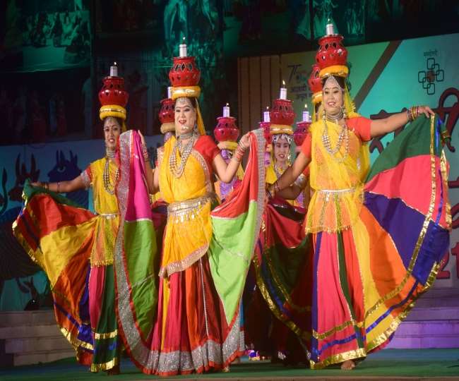 cultural evening decorated with songs and folk dances at national crafts fair of prayagraj