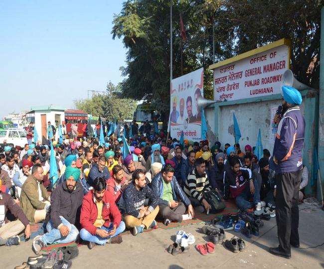 लुधियाना में बसाें की हड़ताल से यात्री बेहाल। (जागरण)