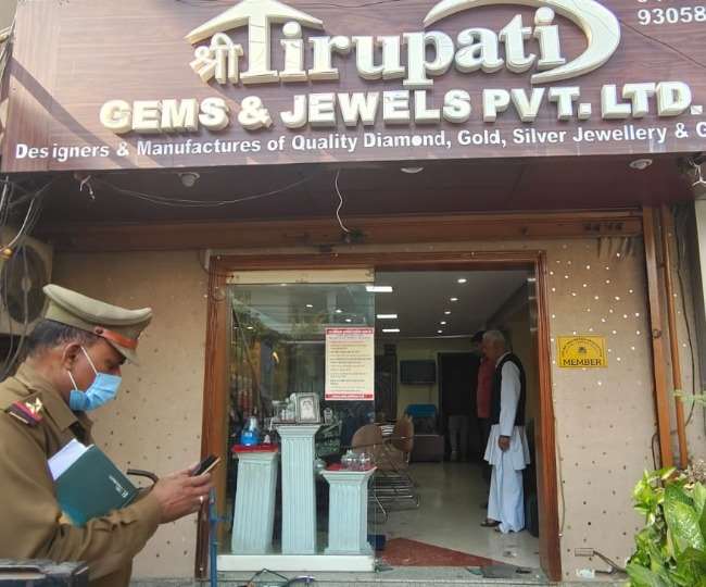 jewelery and money looted by shooting a jewelery shop employee in lucknow