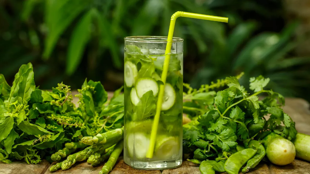 Detox Water For Glowing Skin: चेहरे की चमक बढ़ाने के लिए कैसे और कब करें  डिटॉक्स वॉटर का सेवन - Detox Water For Glowing Skin when and how to drink detox  water
