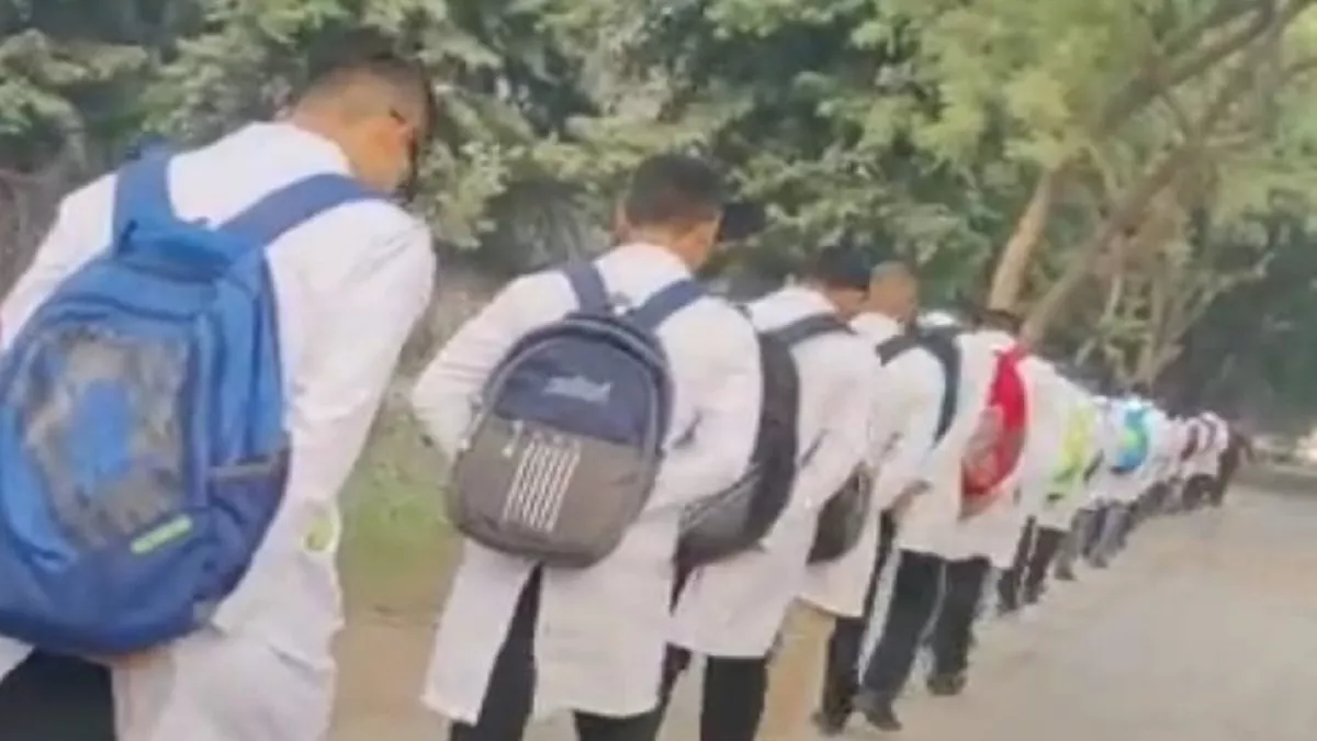 Ragging In Gsvm College Kanpur: इंटरनेट मीडिया पर स‍िर झुकाए मेड‍िकल छात्रों का वीड‍ियो वायरल